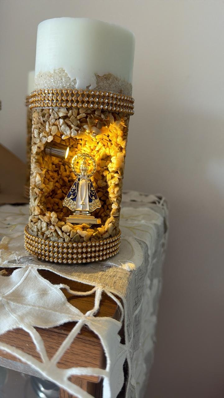 Vela Nossa Senhora Aparecida artesanal com pedras e luz dourada